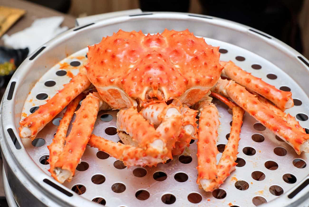 Chân Kingcrab hấp cách thủy trong nồi