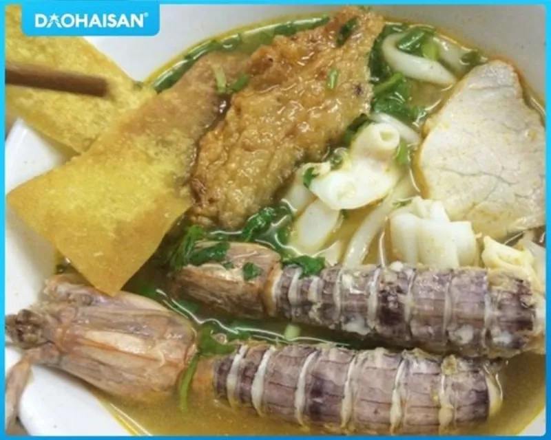 Bánh canh tôm tít ăn kèm rau sống và muối ớt xanh