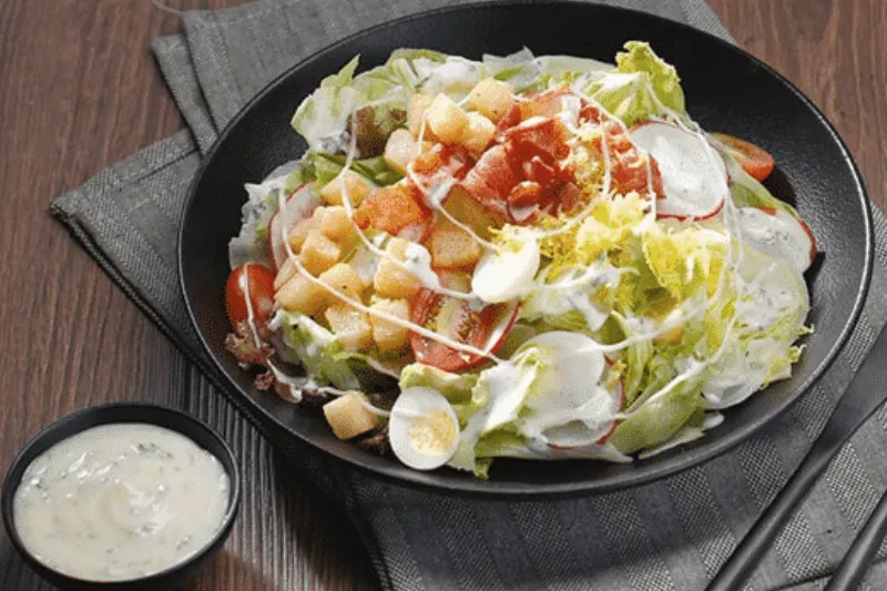 Salad thịt hun khói trứng cút